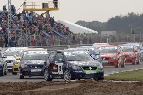 Jørn Vestergaard (8) tog føringen fra start, da Volkswagen Polo Cup kørte sit første løb på Padborg Park, og her blev han løbet ud